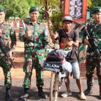 Rajip berfoto bersama Satgas Pamtas Yonif MR 411/Pdw Kostrad Pos Kout.